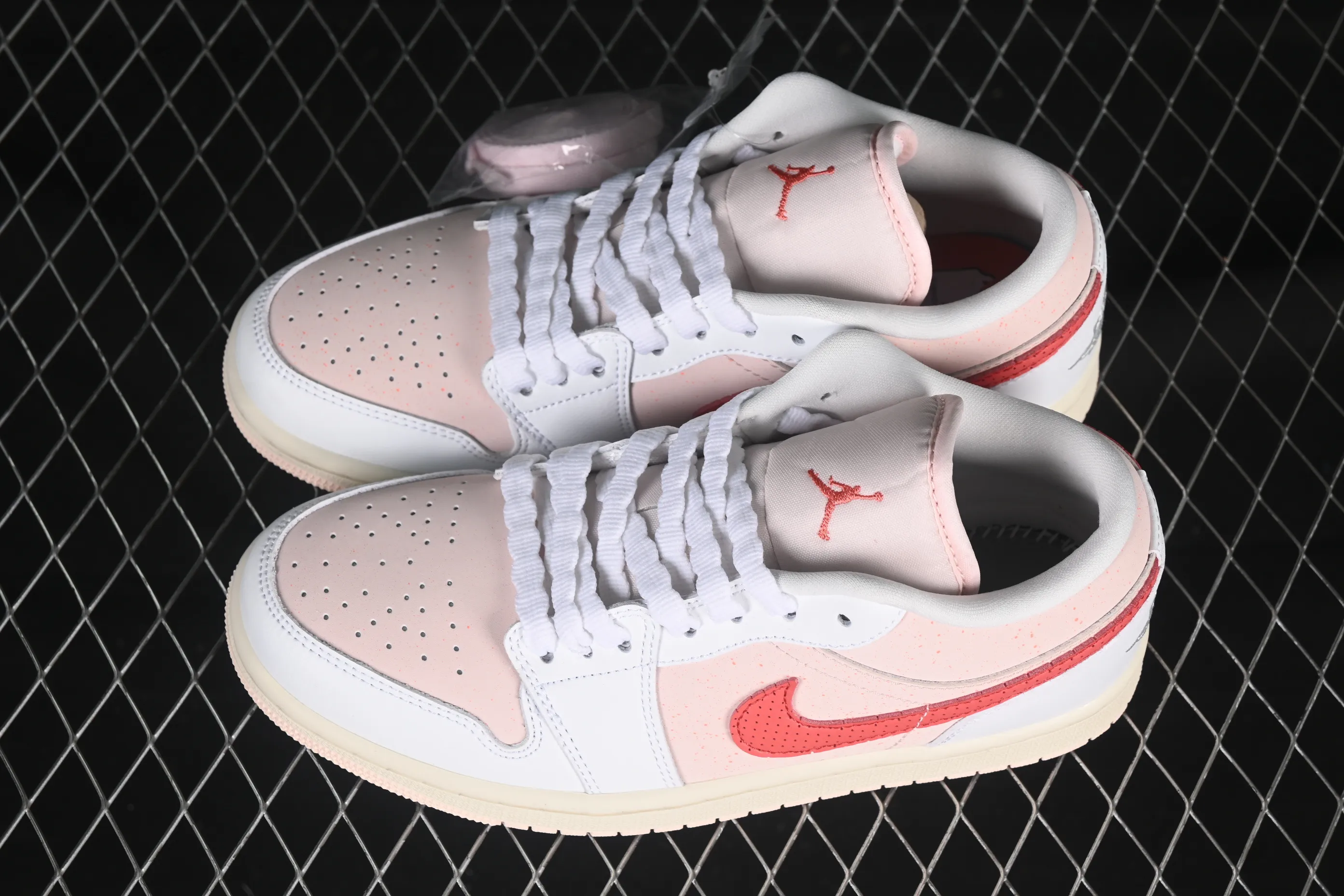 All categories Air Jordan Jordan series basketball shoes Air Jordan 1 Low Air Jordan 1 Low AJ1 Joe 1 white and pink low-top cultural and leisure sports sneakers IB8156-133